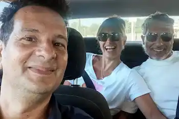 Pasajeros junto a Dario dentro del vehículo