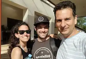 Dos viajeros acompañados por Dario